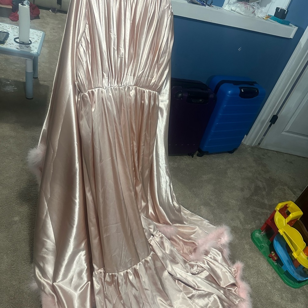 Elegant Pink Satin Robe with Feather Trim - Picture 9 of 10